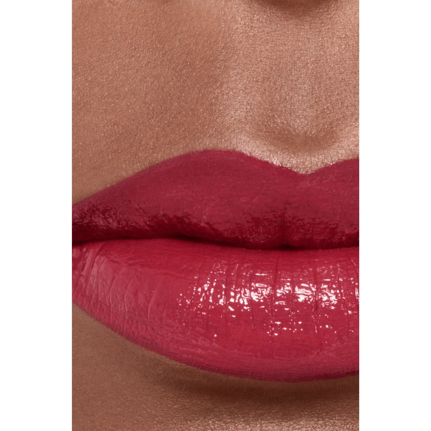 LA BARRA DE LABIOS LÍQUIDA BRILLANTE DE LARGA DURACIÓN